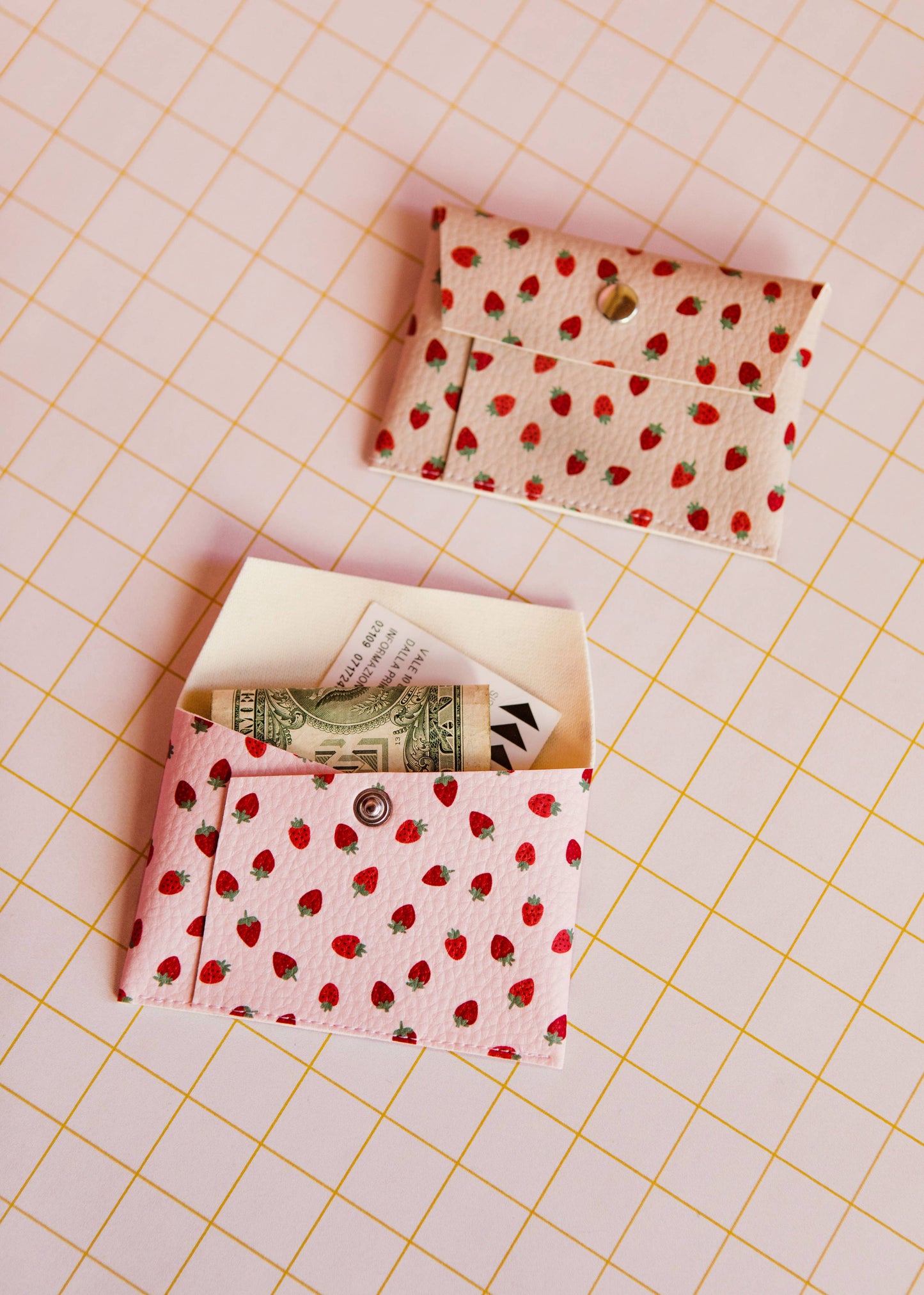 ECKE Kartenetui mit Erdbeermotiv in Pink